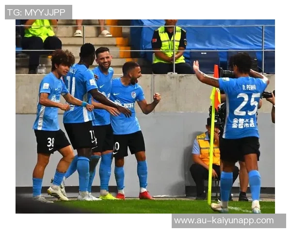 上海海港客场小胜大连英博成功夺得中超三连冠荣耀